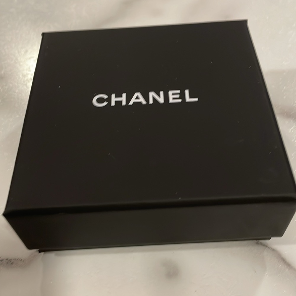 Chanel brooch, box, receipt, bag, flower and ribbon - Picture 10 of 16